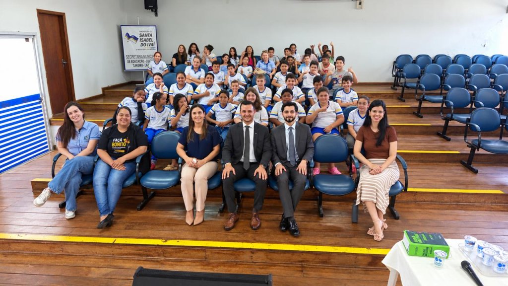 Alunos da rede municipal participam de encontro sobre Justiça e Cidadania.